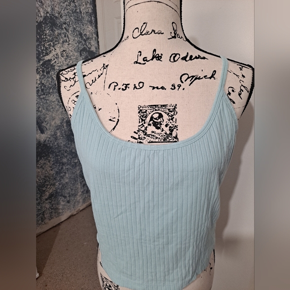 Old Navy cropped ribbed tank top - Picture 2 of 8